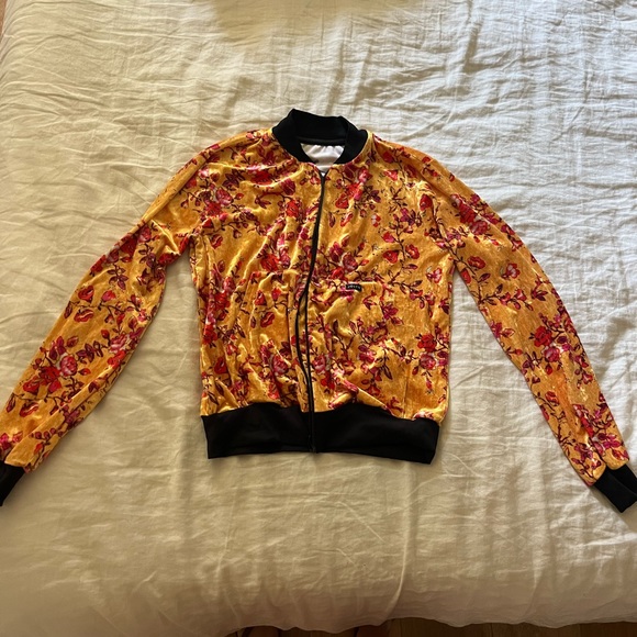 Beautiful floral Jolyn velvet jacket - Picture 1 of 4